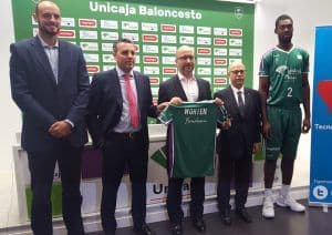 De izquierda a derecha: Carlos Jiménez, Secretario Técnico de Unicaja Baloncesto; Diego Enríquez, director regional de Worten en Andalucía; Luis Hernández, director de Marketing & eCommerce de Worten España; Eduardo García, Presidente Unicaja Baloncesto y Viny Okouo, jugador del equipo