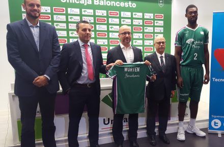 De izquierda a derecha: Carlos Jiménez, Secretario Técnico de Unicaja Baloncesto; Diego Enríquez, director regional de Worten en Andalucía; Luis Hernández, director de Marketing & eCommerce de Worten España; Eduardo García, Presidente Unicaja Baloncesto y Viny Okouo, jugador del equipo