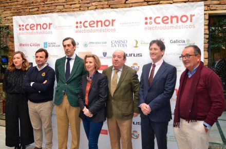 (Vilma Otero, Directora de Marketing Cenor, Celso Barrios, Presidente RAC Santiago, Javier González, Director Gerente Grupo Cenor, Carmen Pita, Directora de promoción Turismo de Galicia, Javier de la Cerda, Director Técnico del Circuito, Fernando Sánchez, representante de Open Golf Club y Fernando Ramos Lista, Vicepresidente de RAC Santiago