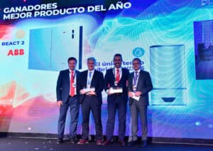 Rubén Santos, director comercial de Ariston, recoge el premio concedido al Lydos Hybrid como Mejor Producto del Año en la categoría de Fontanería, Climatización y Calefacción. A la izquierda, el ganador en la categoría de Electricidad.