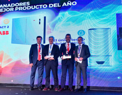 Rubén Santos, director comercial de Ariston, recoge el premio concedido al Lydos Hybrid como Mejor Producto del Año en la categoría de Fontanería, Climatización y Calefacción. A la izquierda, el ganador en la categoría de Electricidad.