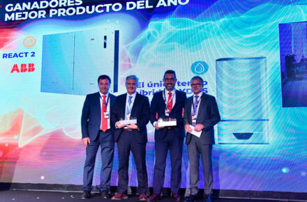 Rubén Santos, director comercial de Ariston, recoge el premio concedido al Lydos Hybrid como Mejor Producto del Año en la categoría de Fontanería, Climatización y Calefacción. A la izquierda, el ganador en la categoría de Electricidad.