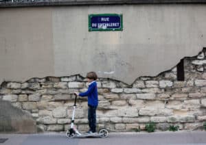 niño patinete