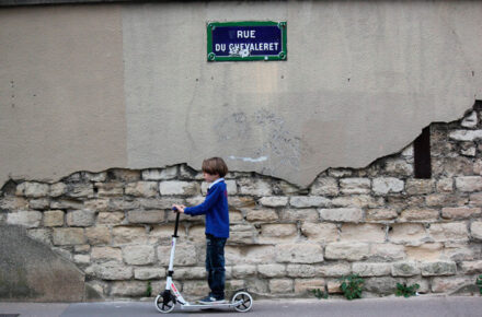 niño patinete