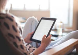 mujer leyendo kindle eReader