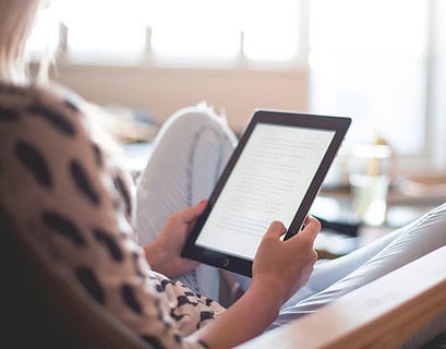 mujer leyendo kindle eReader