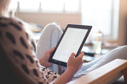 mujer leyendo kindle eReader