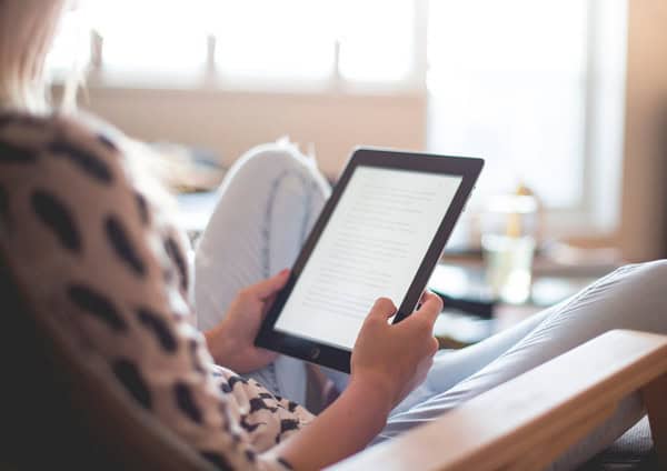 mujer leyendo kindle eReader