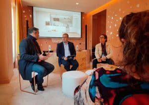 De izquierda a derecha: Fran Cassinello (interiorista), Manuel Royo (director de Marketing de Beko Iberia), Fernando Mainguyague, representante de Casa Decor