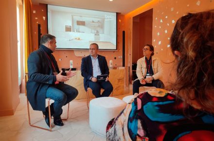 De izquierda a derecha: Fran Cassinello (interiorista), Manuel Royo (director de Marketing de Beko Iberia), Fernando Mainguyague, representante de Casa Decor
