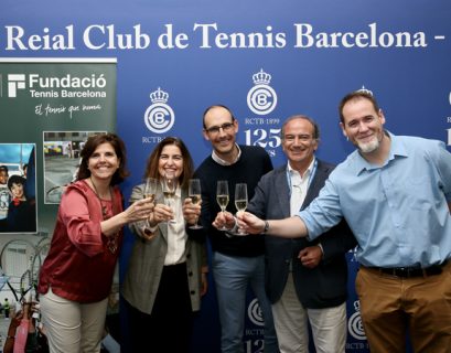 En la fotografía, de izquierda a derecha, aparecen: Anna Turull, directora de la Fundación Tenis Barcelona; Olga Sanromà, responsable de comunicación de Panasonic H&C; Marc Díaz, director general de Panasonic H&C; Miquel Montserrat, de la Fundación Tenis Barcelona; y Jordi Clotet, responsable de Marketing de Panasonic H&C.