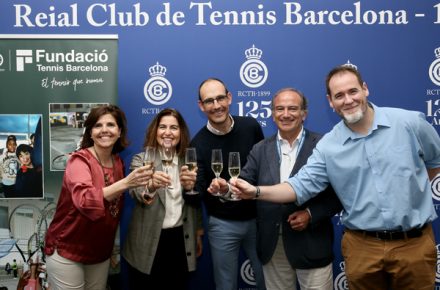En la fotografía, de izquierda a derecha, aparecen: Anna Turull, directora de la Fundación Tenis Barcelona; Olga Sanromà, responsable de comunicación de Panasonic H&C; Marc Díaz, director general de Panasonic H&C; Miquel Montserrat, de la Fundación Tenis Barcelona; y Jordi Clotet, responsable de Marketing de Panasonic H&C.