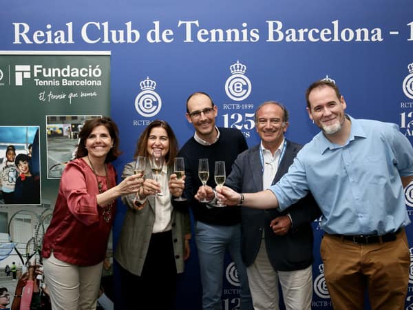 En la fotografía, de izquierda a derecha, aparecen: Anna Turull, directora de la Fundación Tenis Barcelona; Olga Sanromà, responsable de comunicación de Panasonic H&C; Marc Díaz, director general de Panasonic H&C; Miquel Montserrat, de la Fundación Tenis Barcelona; y Jordi Clotet, responsable de Marketing de Panasonic H&C.