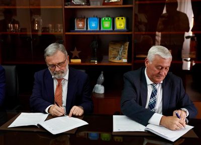Idalécio Matias Rodrigues, en representación de ERP, y el consejero de Medio Ambiente y Naturaleza de Melilla, Daniel Ventura Rizo, en el acto de firma del convenio.