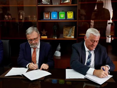 Idalécio Matias Rodrigues, en representación de ERP, y el consejero de Medio Ambiente y Naturaleza de Melilla, Daniel Ventura Rizo, en el acto de firma del convenio.