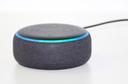 Hogar inteligente con asistentes de voz
