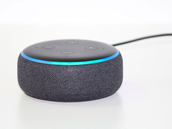 Hogar inteligente con asistentes de voz