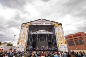Vista frontal del escenario principal del Degusta Fest Armilla 2026 con numeroso público y un grupo musical actuando en directo en Fermasa Granada