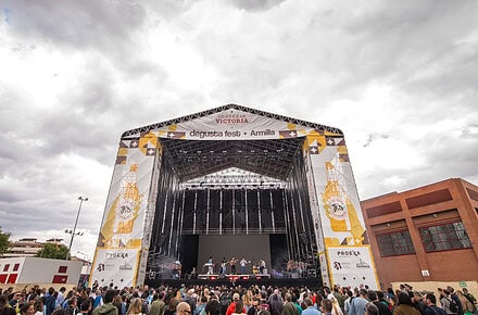 Vista frontal del escenario principal del Degusta Fest Armilla 2026 con numeroso público y un grupo musical actuando en directo en Fermasa Granada