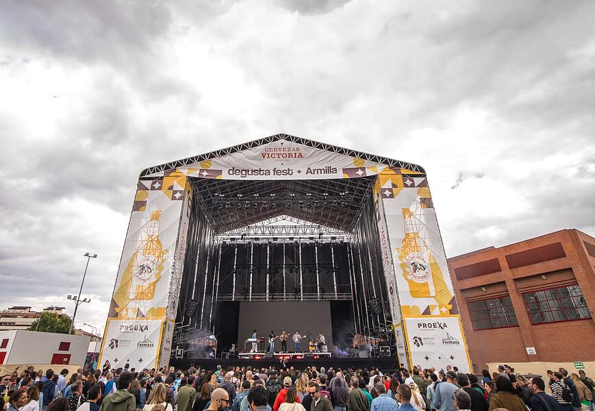 Vista frontal del escenario principal del Degusta Fest Armilla 2026 con numeroso público y un grupo musical actuando en directo en Fermasa Granada