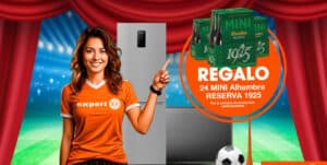 Promotora Expert con camiseta naranja junto a frigorífico y pack de 24 Mini Alhambra Reserva 1925 de regalo en campaña del Mundial 2026