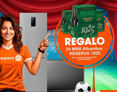 Promotora Expert con camiseta naranja junto a frigorífico y pack de 24 Mini Alhambra Reserva 1925 de regalo en campaña del Mundial 2026