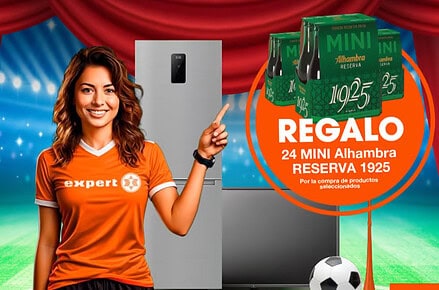 Promotora Expert con camiseta naranja junto a frigorífico y pack de 24 Mini Alhambra Reserva 1925 de regalo en campaña del Mundial 2026