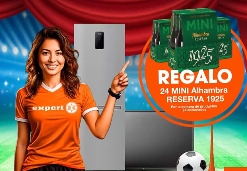 Promotora Expert con camiseta naranja junto a frigorífico y pack de 24 Mini Alhambra Reserva 1925 de regalo en campaña del Mundial 2026