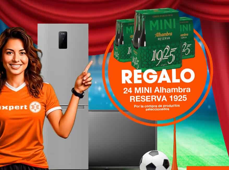 Promotora Expert con camiseta naranja junto a frigorífico y pack de 24 Mini Alhambra Reserva 1925 de regalo en campaña del Mundial 2026