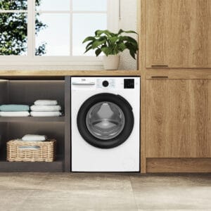 Lavadora Beko de carga frontal con tecnología ProSmart Inverter instalada en lavadero de hogar sostenible