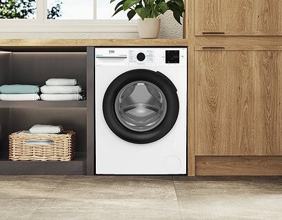 Lavadora Beko de carga frontal con tecnología ProSmart Inverter instalada en lavadero de hogar sostenible