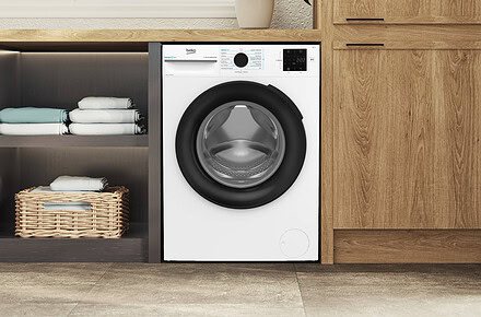 Lavadora Beko de carga frontal con tecnología ProSmart Inverter instalada en lavadero de hogar sostenible