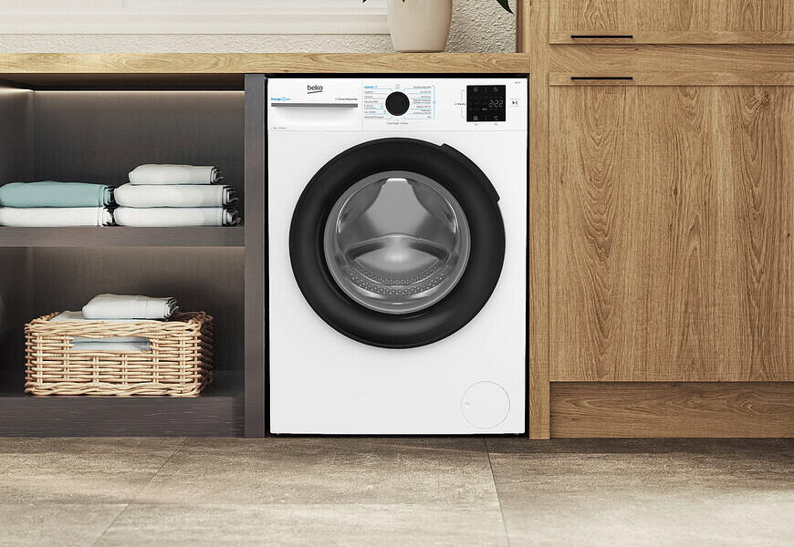 Lavadora Beko de carga frontal con tecnología ProSmart Inverter instalada en lavadero de hogar sostenible