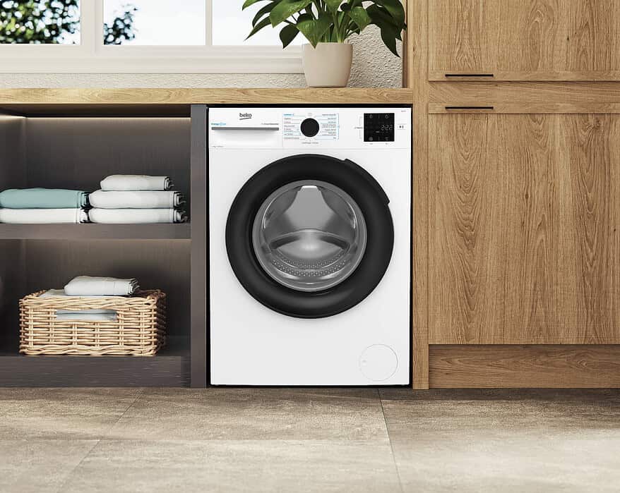 Lavadora Beko de carga frontal con tecnología ProSmart Inverter instalada en lavadero de hogar sostenible