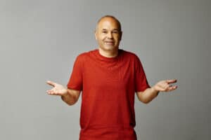 Andrés Iniesta con camiseta roja y gesto de manos abiertas en la campaña La Teoría 116 de MediaMarkt para el Mundial 2026