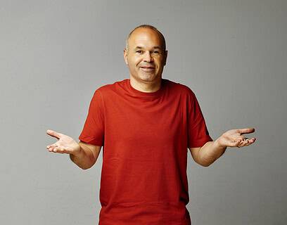 Andrés Iniesta con camiseta roja y gesto de manos abiertas en la campaña La Teoría 116 de MediaMarkt para el Mundial 2026