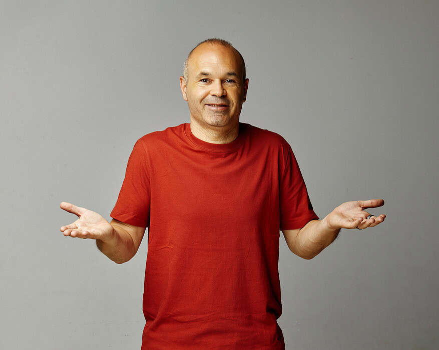 Andrés Iniesta con camiseta roja y gesto de manos abiertas en la campaña La Teoría 116 de MediaMarkt para el Mundial 2026
