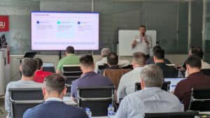Ponente presentando el enfoque del taller de la Gia Nexus Academy ante un grupo de profesionales de Gia Group en sala de formación con pantalla de proyección
