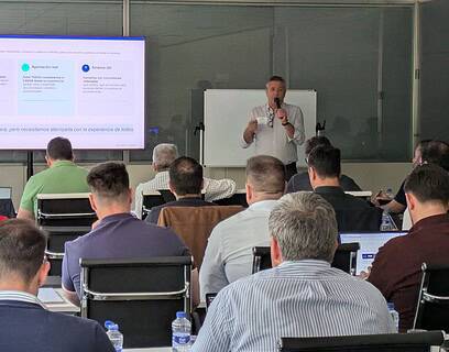 Ponente presentando el enfoque del taller de la Gia Nexus Academy ante un grupo de profesionales de Gia Group en sala de formación con pantalla de proyección