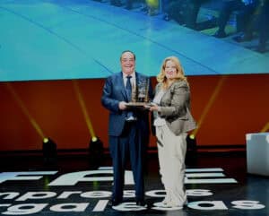Víctor Gómez, director general de Ferroli España, recibiendo el Premio al Mejor Directivo del Año 2026 de manos de una representante de FAE sobre el escenario del Fórum Evolución de Burgos