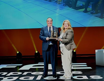 Víctor Gómez, director general de Ferroli España, recibiendo el Premio al Mejor Directivo del Año 2026 de manos de una representante de FAE sobre el escenario del Fórum Evolución de Burgos