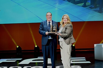 Víctor Gómez, director general de Ferroli España, recibiendo el Premio al Mejor Directivo del Año 2026 de manos de una representante de FAE sobre el escenario del Fórum Evolución de Burgos
