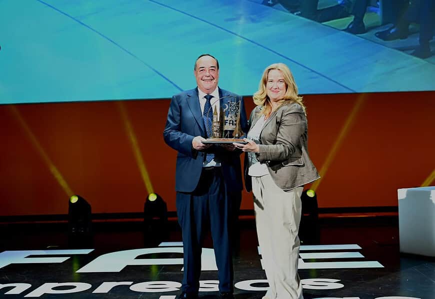 Víctor Gómez, director general de Ferroli España, recibiendo el Premio al Mejor Directivo del Año 2026 de manos de una representante de FAE sobre el escenario del Fórum Evolución de Burgos
