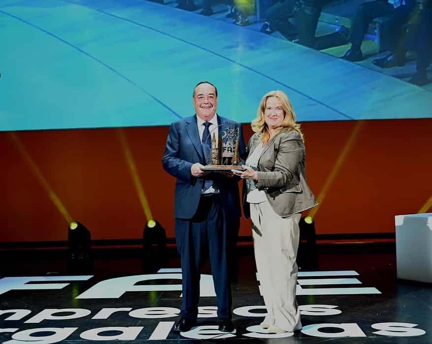Víctor Gómez, director general de Ferroli España, recibiendo el Premio al Mejor Directivo del Año 2026 de manos de una representante de FAE sobre el escenario del Fórum Evolución de Burgos