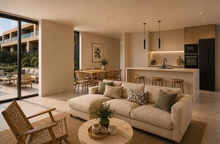 Salón de concepto abierto con cocina integrada, sofá crema, terraza privada y acabados en madera natural en vivienda del residencial Natura Beach Xàbia de CecoHomes en Jávea