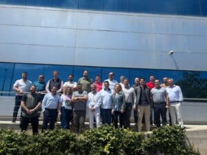Foto de grupo de los participantes en las primeras jornadas de la Gia Nexus Academy de Gia Group posando en el exterior de las instalaciones de la compañía en Granollers