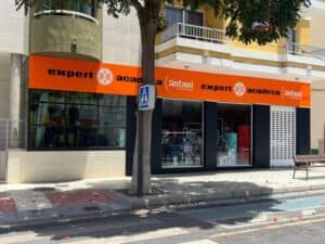 Fachada de la tienda Expert Antani con la nueva imagen de Expert Acadesa en Los Llanos de Aridane, La Palma